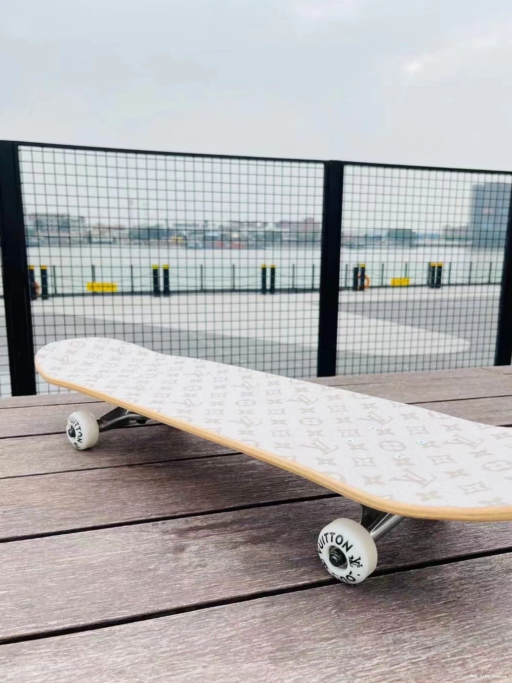 CUSTOM LV SKATEBOARD 0815